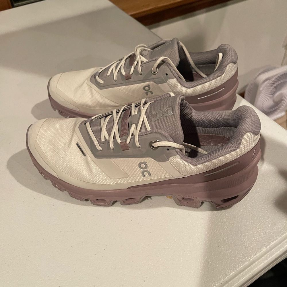 Women’s On Cloud Running Shoe. 7.5 Like New